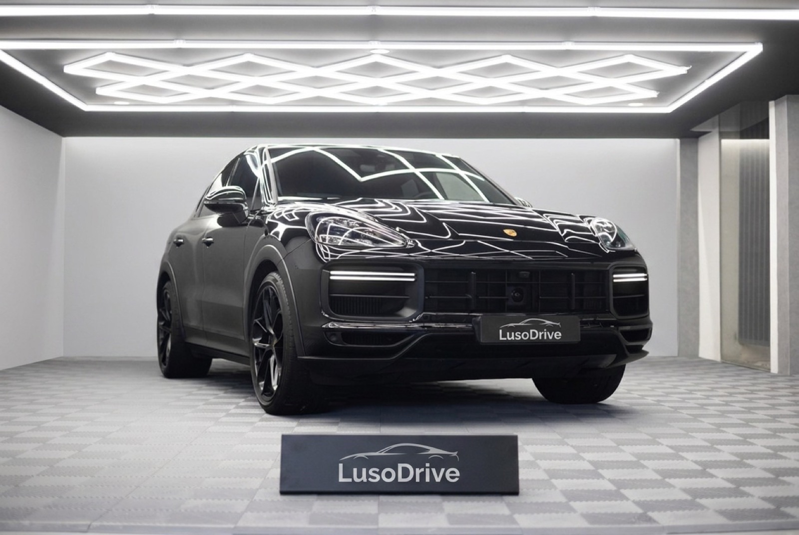 Porsche Cayenne Turbo GT preto